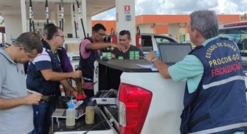 Onze postos são multados por aumento abusivo no preço do combustível, em Goiás